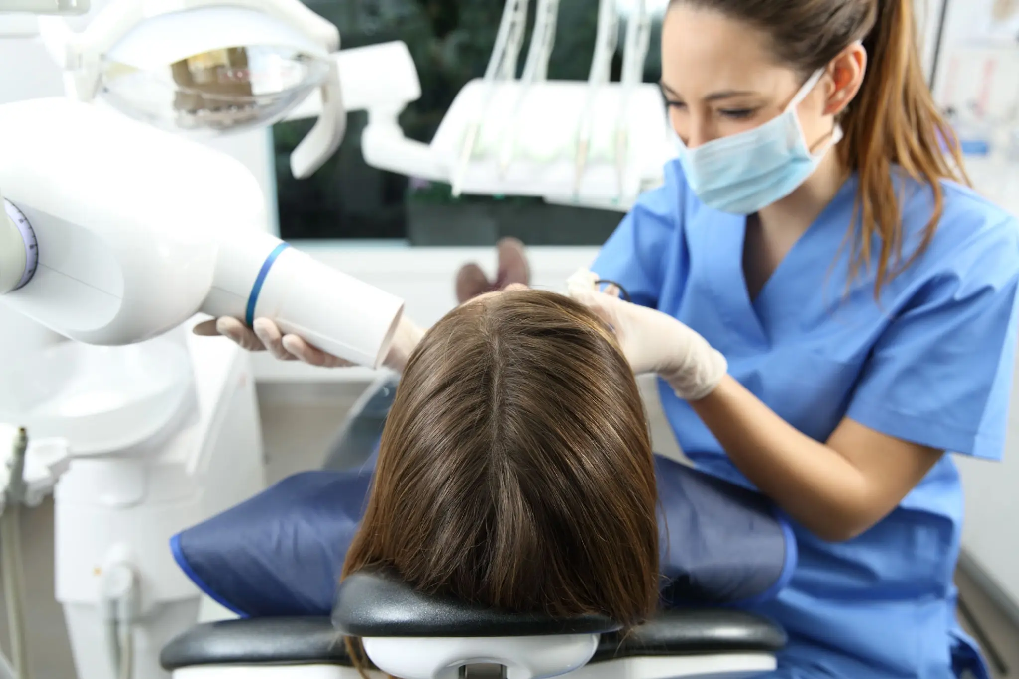 68018879848d4_433c6bac-53f4-48d2-9b0b-56d7077c2861 A dentist is working on the patient 's hair.